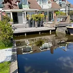 Dom wakacyjny Bednboot Met Terras Aan Het Water Rijpwetering