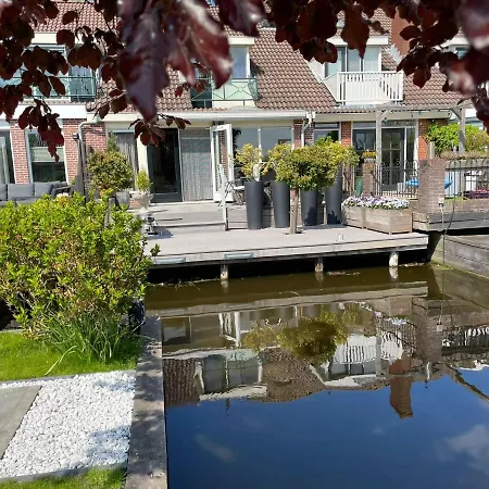 Bednboot Met Terras Aan Het Water בית נופש