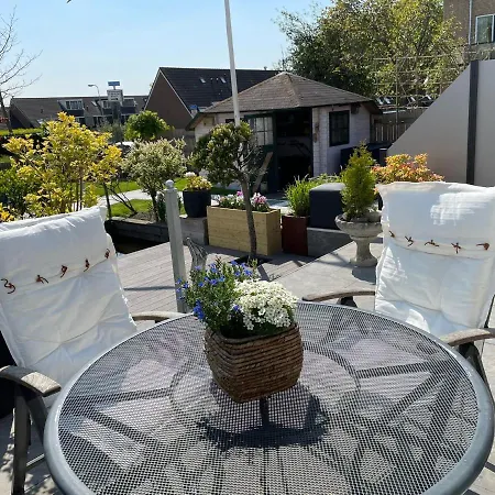 Bednboot Met Terras Aan Het Water בית נופש