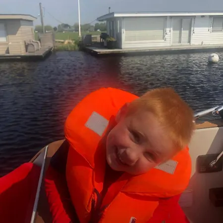 Bednboot Met Terras Aan Het Water בית נופש