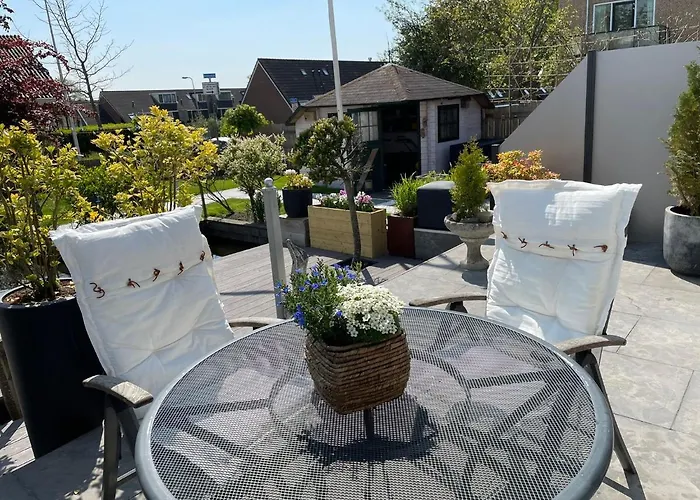 Bednboot Met Terras Aan Het Water بيت للعطل