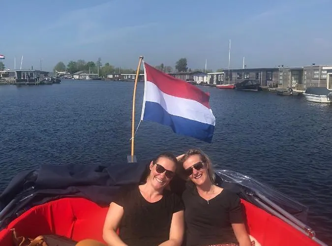 Bednboot Met Terras Aan Het Water *