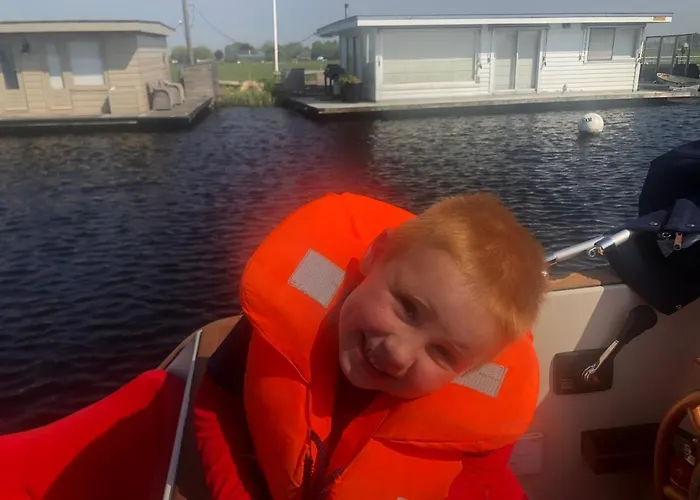 Bednboot Met Terras Aan Het Water 別荘