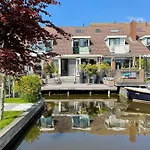 Bednboot Met Terras Aan Het Water Casa de Férias *