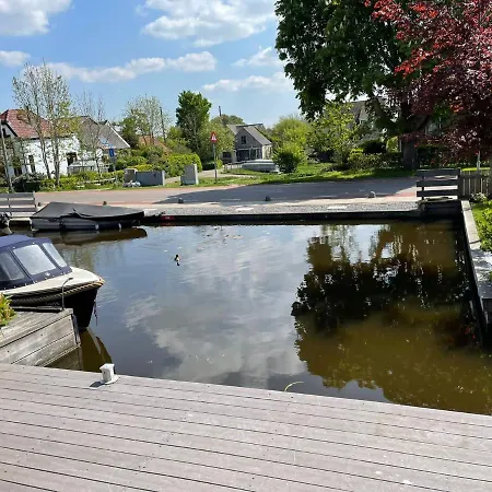 Dom wakacyjny Bednboot Met Terras Aan Het Water