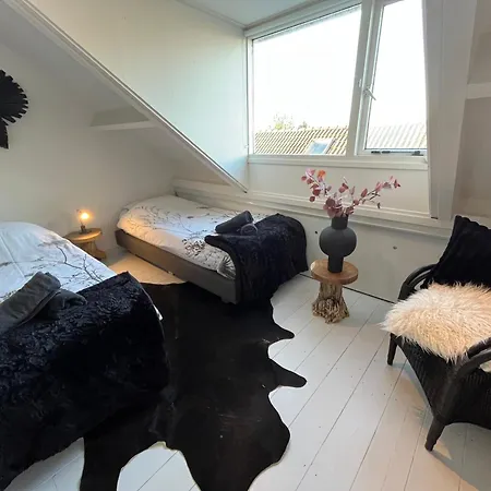 Bednboot Met Terras Aan Het Water Dom wakacyjny *